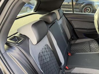 VOLKSWAGEN GOLF 2.0 TDI R-Line Hatchback 5dr Diesel DSG Euro 6 (s/s) (150 ps)