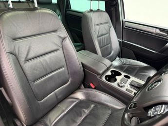 VOLKSWAGEN TOUAREG 3.0 TDI V6 BlueMotion Tech R-Line SUV 5dr Diesel Tiptronic 4WD E