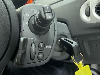 RENAULT GRAND MODUS 1.2 TCe Dynamique MPV 5dr Petrol Manual Euro 5 (100 ps) - AA INS