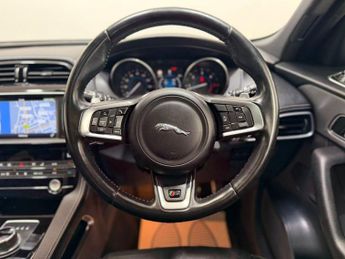 JAGUAR F-PACE 3.0 D300 V6 S SUV 5dr Diesel Auto AWD Euro 6 (s/s) (300 ps)