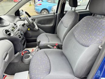 TOYOTA YARIS 1.0 VVT-i Colour Collection Hatchback 5dr Petrol Manual (137 g/k