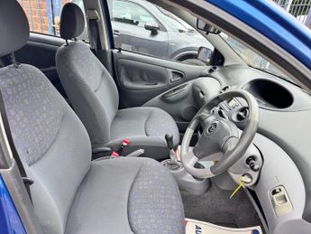 TOYOTA YARIS 1.0 VVT-i Colour Collection Hatchback 5dr Petrol Manual (137 g/k