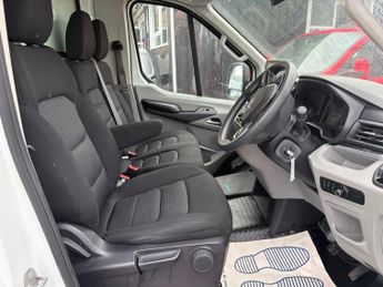 MAXUS EDELIVER 9 White 65kWh electric Luton van, 17,060 miles, Automatic, 10in To