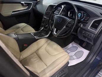 VOLVO XC60 2.4 D5 SE Lux Nav SUV 5dr Diesel Geartronic AWD Euro 5 (215 ps)