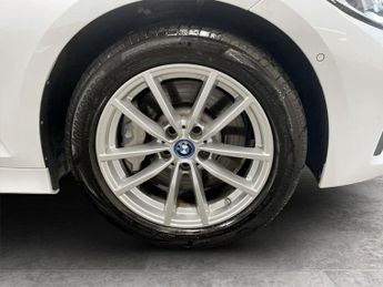 BMW 3 SERIES 2.0 330e 12kWh SE Pro Saloon 4dr Petrol Plug-in Hybrid Auto Euro