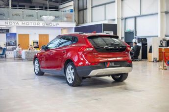 VOLVO V40 CROSS COUNTRY 1.6 D2 Lux Hatchback 5dr Diesel Powershift Euro 5 (s/s) (115 ps)