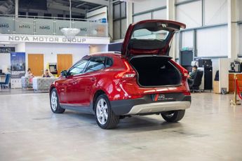 VOLVO V40 CROSS COUNTRY 1.6 D2 Lux Hatchback 5dr Diesel Powershift Euro 5 (s/s) (115 ps)