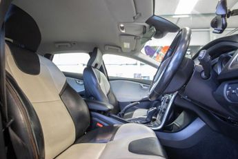 VOLVO V40 CROSS COUNTRY 1.6 D2 Lux Hatchback 5dr Diesel Powershift Euro 5 (s/s) (115 ps)