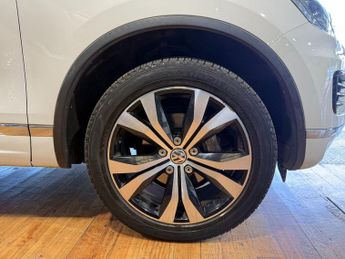 VOLKSWAGEN TOUAREG 3.0 TDI V6 BlueMotion Tech R-Line SUV 5dr Diesel Tiptronic 4WD E
