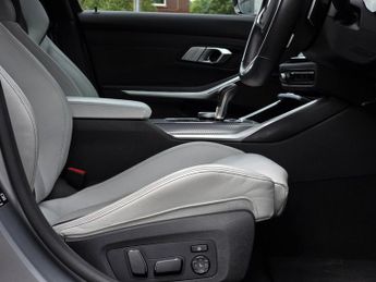 BMW M3 3.0 BiTurbo Competition Saloon 4dr Petrol Steptronic M xDrive Eu