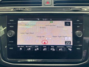 VOLKSWAGEN TIGUAN 2.0 TDI R-Line Tech SUV 5 Door Diesel Automatic DSG White Euro 6