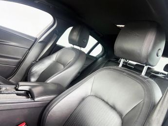 JAGUAR XE 2.0i GPF Portfolio Saloon 4dr Petrol Auto Euro 6 (s/s) (250 ps) 