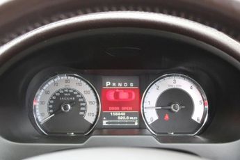 JAGUAR XF 3.0d V6 Luxury Saloon 4dr Diesel Auto Euro 5 (240 ps)