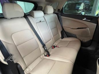 HYUNDAI TUCSON 2.0 CRDi Premium SUV 5dr Diesel Manual 4WD Euro 6 (136 ps)