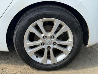 KIA CEED 1.6 CRDi 2 Hatchback 5dr Diesel Auto Euro 5 (126 bhp)