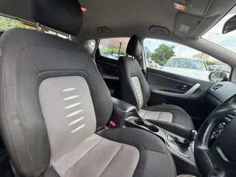 KIA CEED 1.6 CRDi 2 Hatchback 5dr Diesel Auto Euro 5 (126 bhp)