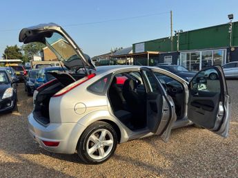 FORD FOCUS 1.6 Zetec Hatchback 5dr Petrol Automatic (184 g/km, 99 bhp)