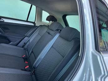 VOLKSWAGEN TIGUAN 2.0 TDI SE Navigation SUV 5dr Diesel DSG Euro 6 (s/s) (150 ps)