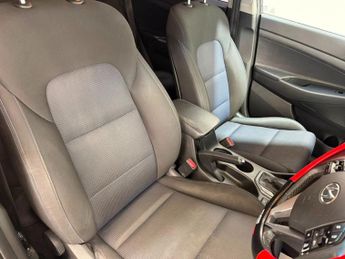 HYUNDAI TUCSON 2.0 CRDi SE Nav SUV 5dr Diesel Auto 4WD Euro 6 (136 ps)