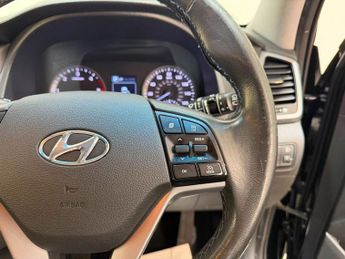 HYUNDAI TUCSON 2.0 CRDi SE Nav SUV 5dr Diesel Auto 4WD Euro 6 (136 ps)