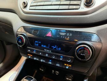 HYUNDAI TUCSON 2.0 CRDi SE Nav SUV 5dr Diesel Auto 4WD Euro 6 (136 ps)
