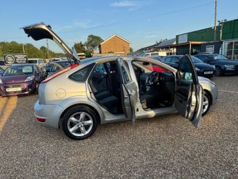 FORD FOCUS 1.6 Zetec Hatchback 5dr Petrol Manual (161 g/km, 99 bhp)