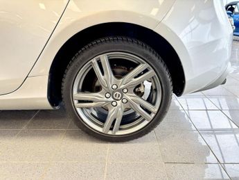 VOLVO V40 2.0 D4 R-Design Pro Hatchback 5dr Diesel Auto Euro 6 (s/s) (190 