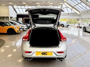 VOLVO V40 2.0 D4 R-Design Pro Hatchback 5dr Diesel Auto Euro 6 (s/s) (190 