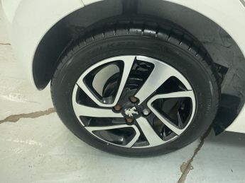 PEUGEOT 108 1.2 PureTech Allure Hatchback 5dr Petrol Manual Euro 6 (82 ps) -