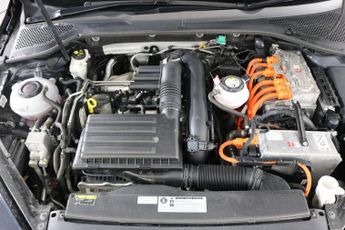 VOLKSWAGEN GOLF 1.4 TSI 8.7kWh GTE Advance Hatchback 5dr Petrol Plug-in Hybrid D