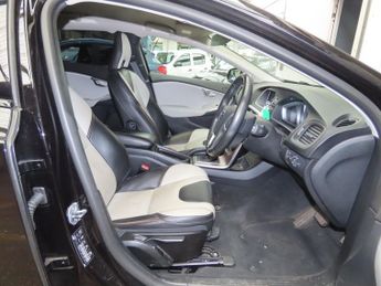 VOLVO V40 CROSS COUNTRY 1.5 T3 GPF Pro Hatchback 5dr Petrol Auto Euro 6 (s/s) (152 ps)