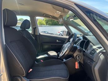 KIA VENGA 1.4 CRDi 2 MPV 5 door Diesel Manual in Silver
