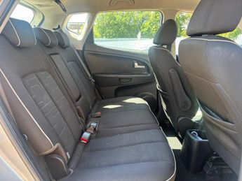 KIA VENGA 1.4 CRDi 2 MPV 5 door Diesel Manual in Silver