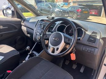KIA VENGA 1.4 CRDi 2 MPV 5 door Diesel Manual in Silver