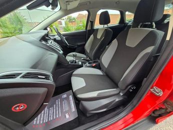 FORD FOCUS 1.6 TDCi Zetec Hatchback 5dr Diesel Manual Euro 5 (s/s) (115 ps)