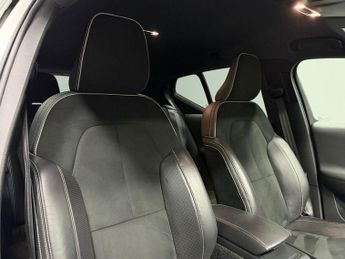 VOLVO XC40 2.0 D4 R-Design SUV 5dr Diesel Auto AWD Euro 6 (s/s) (190 ps)