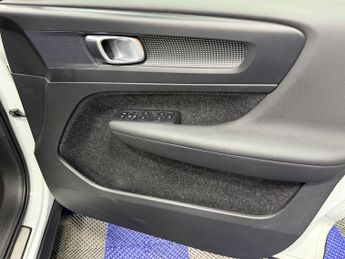 VOLVO XC40 2.0 D4 R-Design SUV 5dr Diesel Auto AWD Euro 6 (s/s) (190 ps)