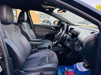 VOLKSWAGEN ID.4 Pro Performance 77kWh Life SUV 5dr Electric Auto (204 ps)