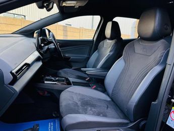VOLKSWAGEN ID.4 Pro Performance 77kWh Life SUV 5dr Electric Auto (204 ps)