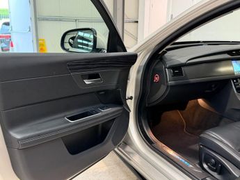 JAGUAR XF 3.0d V6 S Saloon 4dr Diesel Auto Euro 6 (s/s) (300 ps)