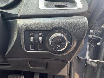 VAUXHALL ASTRA 1.6 16v SRi Hatchback 5dr Petrol Auto Euro 5 (115 ps)