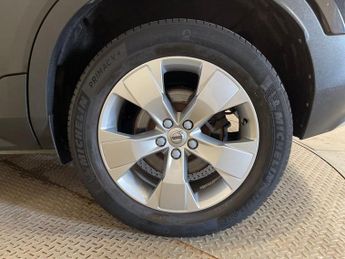 VOLVO XC40 2.0 T4 Momentum Pro SUV 5dr Petrol Auto Euro 6 (s/s) (190 ps)