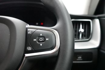 VOLVO XC60 2.0 B5 MHEV Core SUV 5dr Petrol Hybrid Auto AWD Euro 6 (s/s) (25