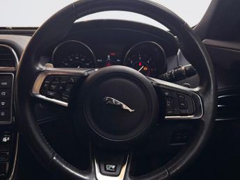 JAGUAR XE 2.0d R-Sport Saloon 4dr Diesel Auto AWD Euro 6 (s/s) (240 ps)