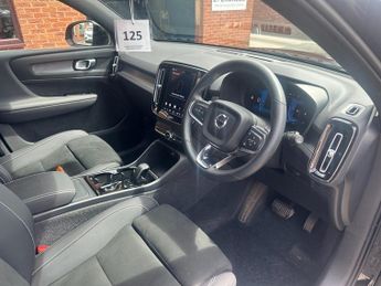 VOLVO XC40 2.0 B3 MHEV Plus Dark SUV 5dr Petrol Hybrid DCT Auto Euro 6 (s/s