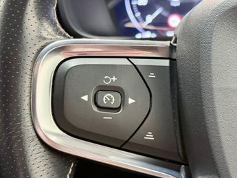 VOLVO XC40 2.0 D4 R-Design SUV 5dr Diesel Auto AWD Euro 6 (s/s) (190 ps)