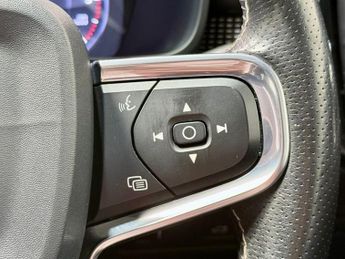 VOLVO XC40 2.0 D4 R-Design SUV 5dr Diesel Auto AWD Euro 6 (s/s) (190 ps)