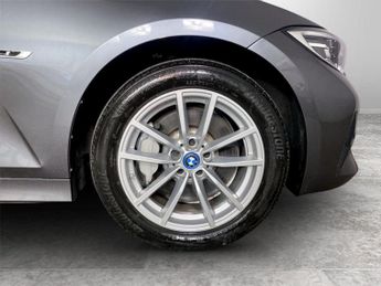 BMW 3 SERIES 2.0 330e 12kWh SE Pro Saloon 4dr Petrol Plug-in Hybrid Auto Euro