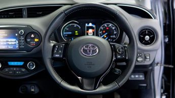 TOYOTA YARIS 1.5 VVT-h Icon Tech Hatchback 5dr Petrol Hybrid E-CVT Euro 6 (s/
