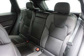 VOLVO XC60 2.0 B5 MHEV R-Design SUV 5dr Petrol Hybrid Auto Euro 6 (s/s) (25